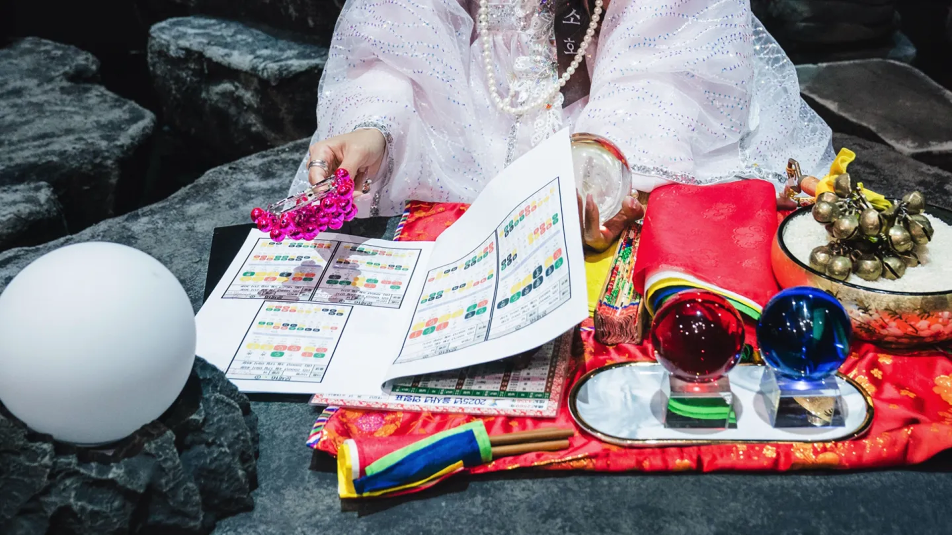A scene from the Korean reality competition series Battle of Fates, featuring Sinjeom (spirit-medium divination) practitioners.