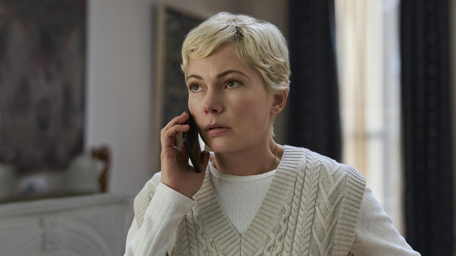 Molly Kochan (Michelle Williams) using a cell phone in Dying for Sex