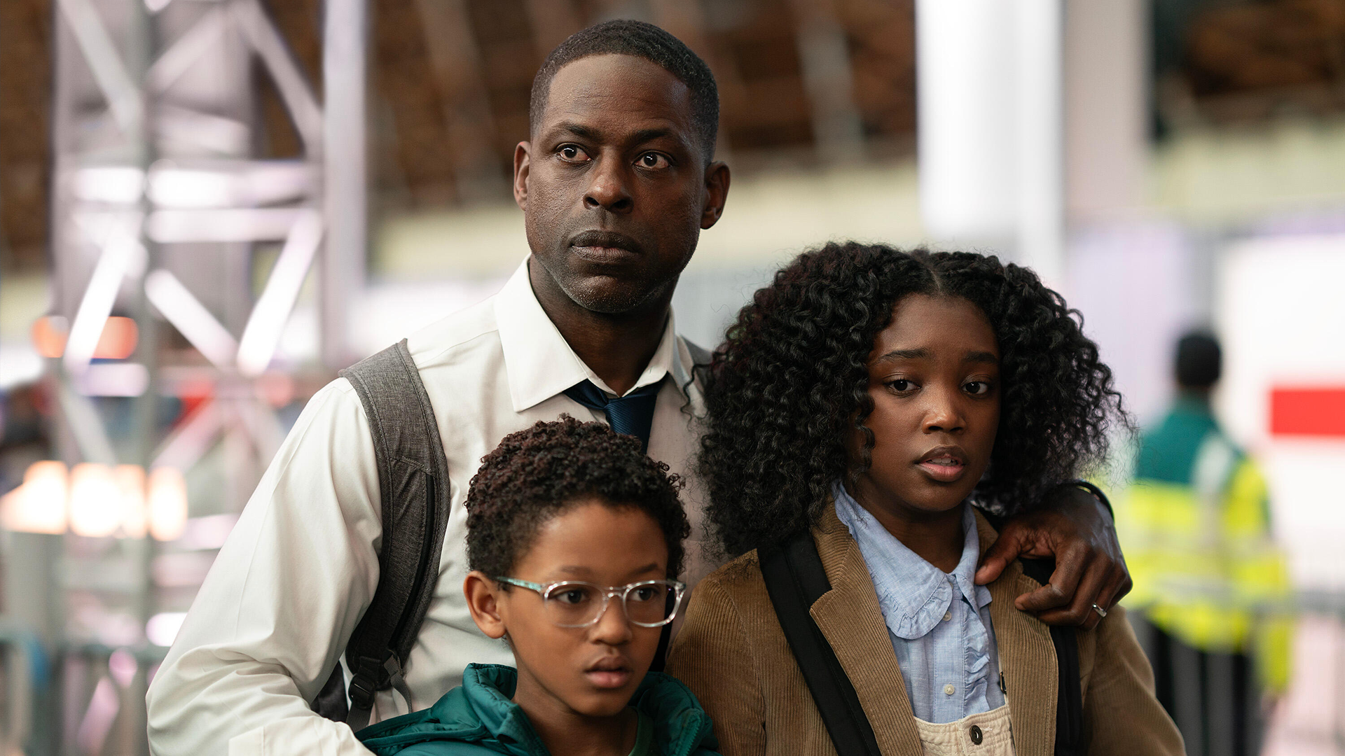 Xavier rodea con los brazos a sus hijos Presley (Aliyah Mastin) y James (Percy Daggs IV)