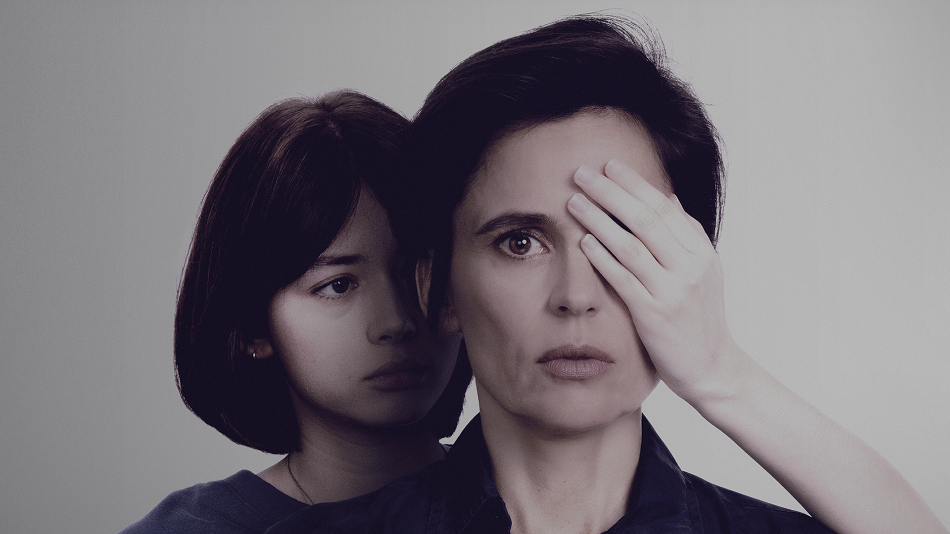Rita (Elena Anaya) looks at the viewer, with her younger self (Isa Montalbán) behind her, covering one of her eyes.