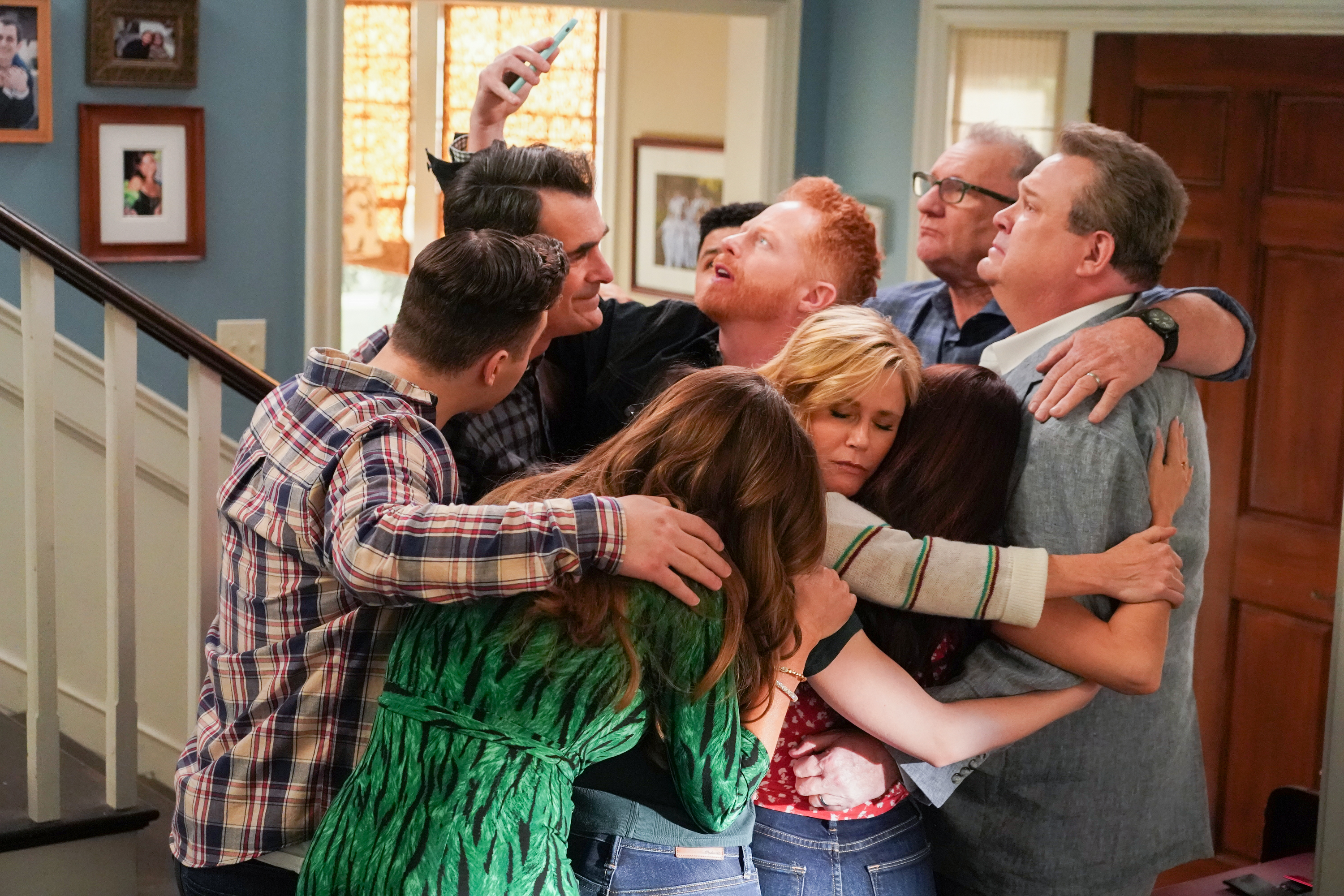 O elenco de Modern Family se abraça