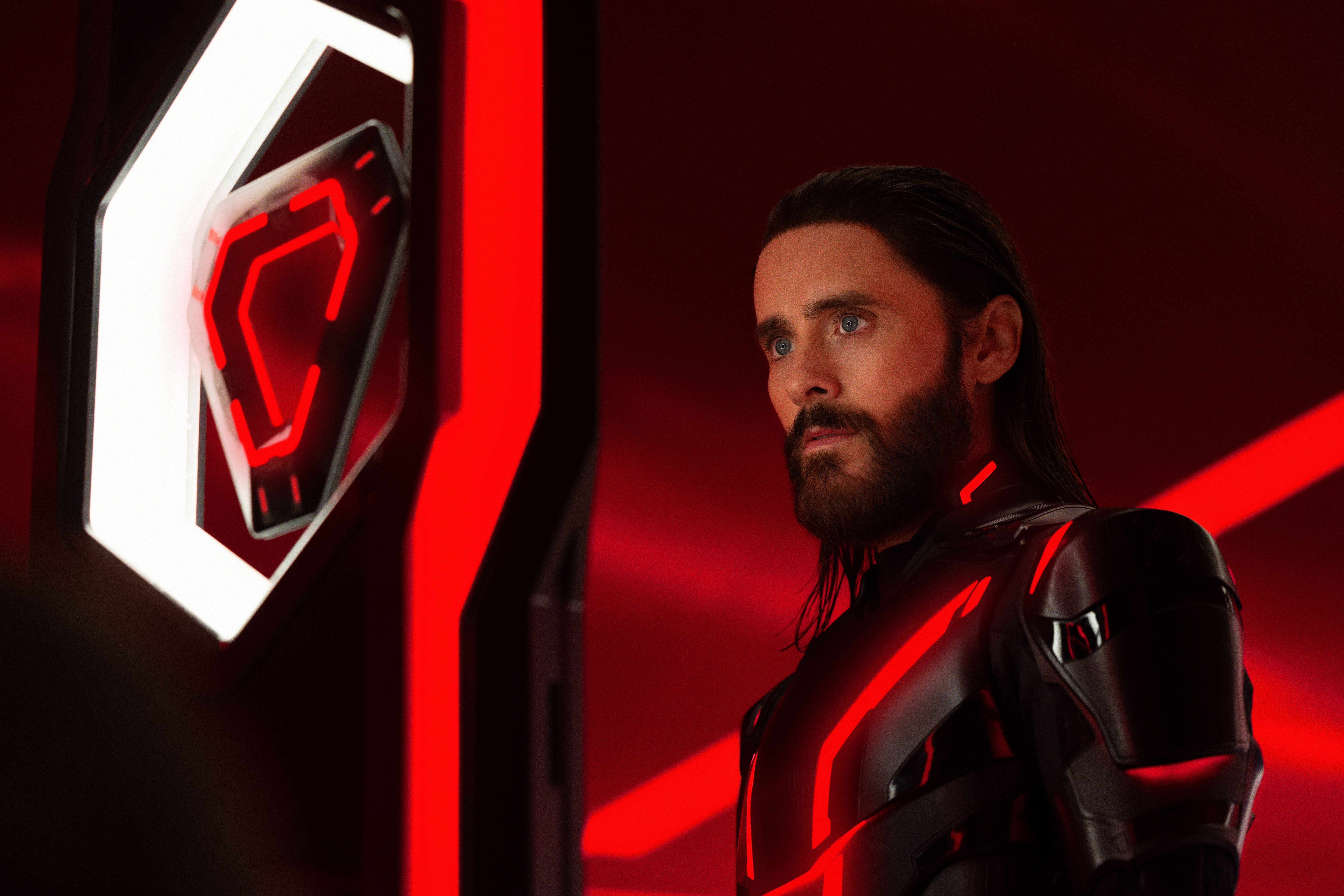 Foram produzidos 18 trajes de luz completos para Jared Leto