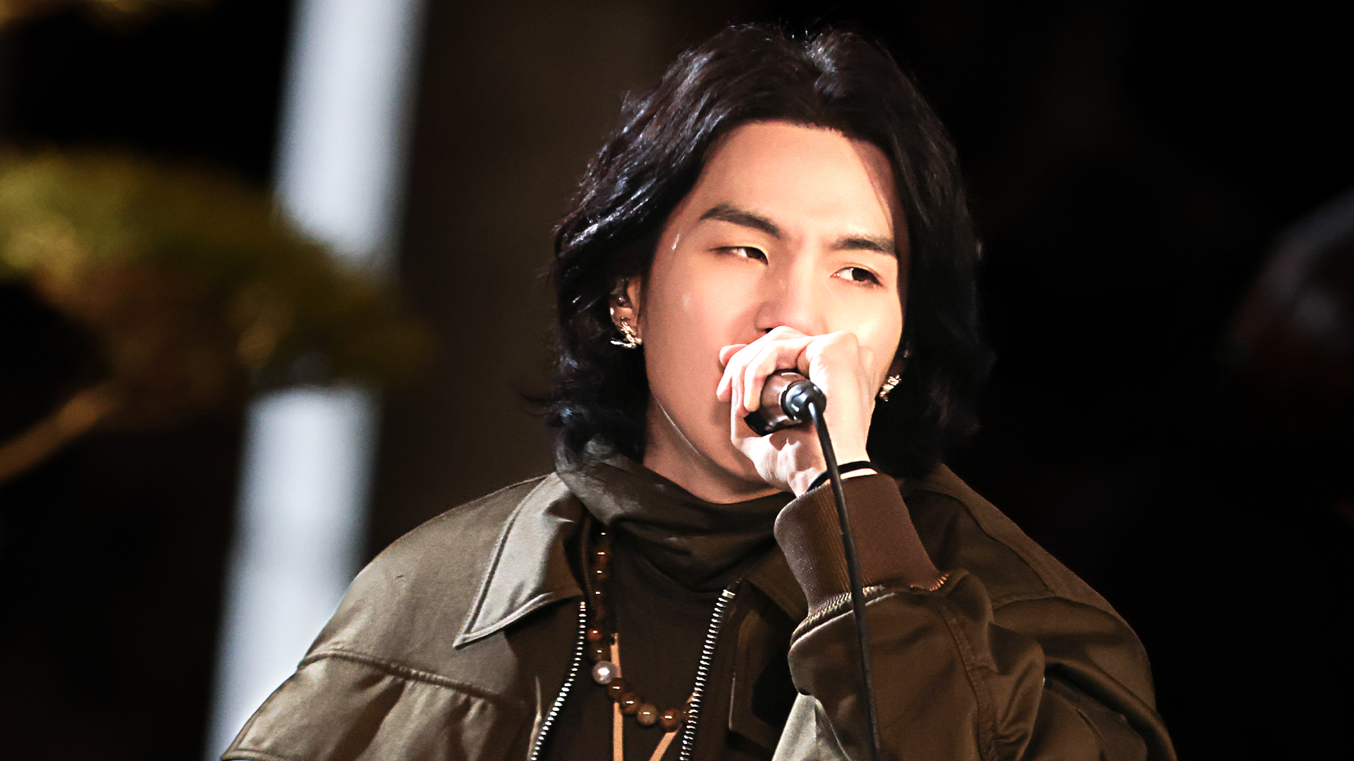 マイクを口に近づけてパフォーマンスするSUGA。