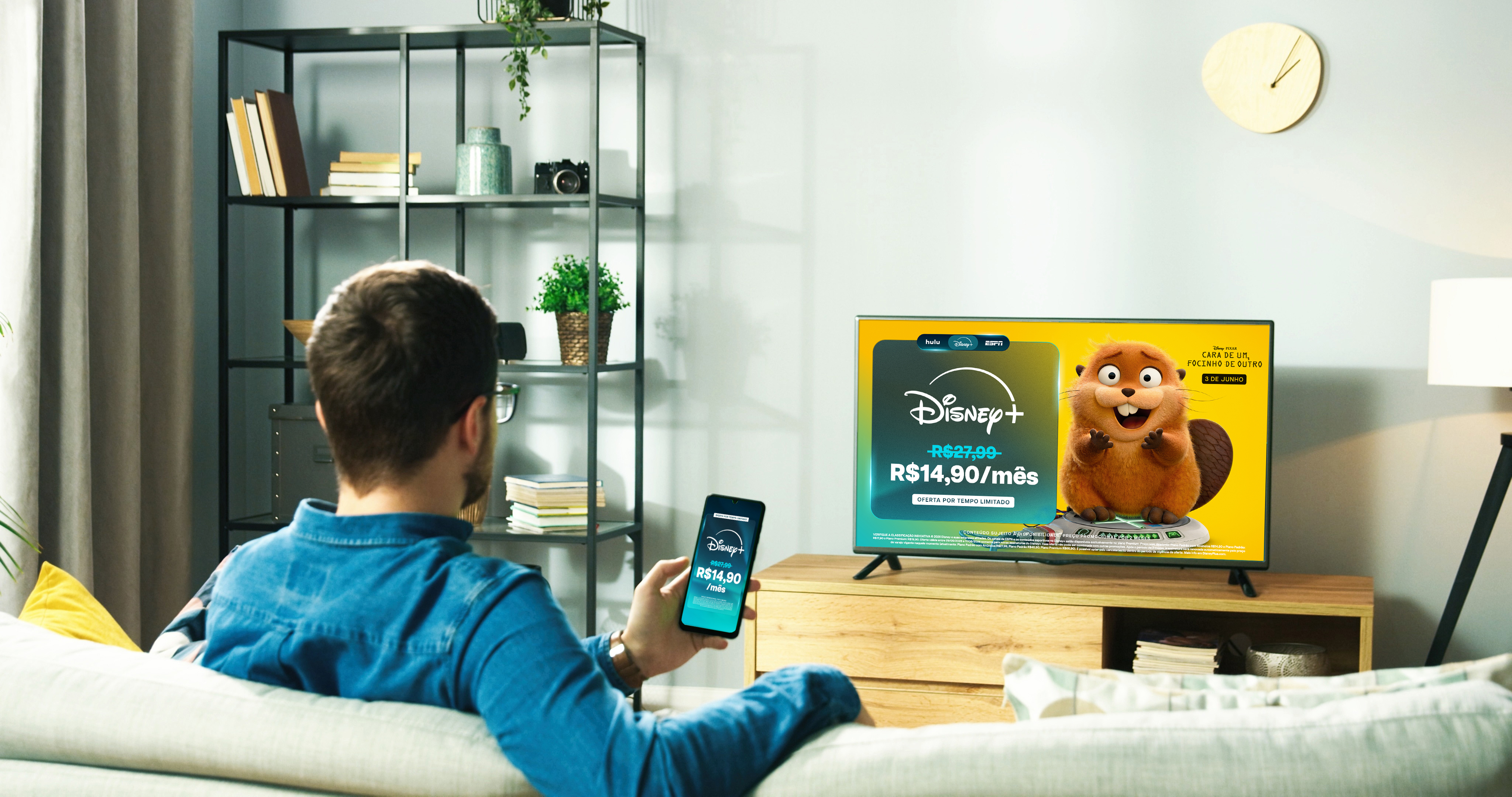 Imagem de um homem vendo a promoção da Disney+ e a propaganda do filme Cara de um, Focinho de Outro