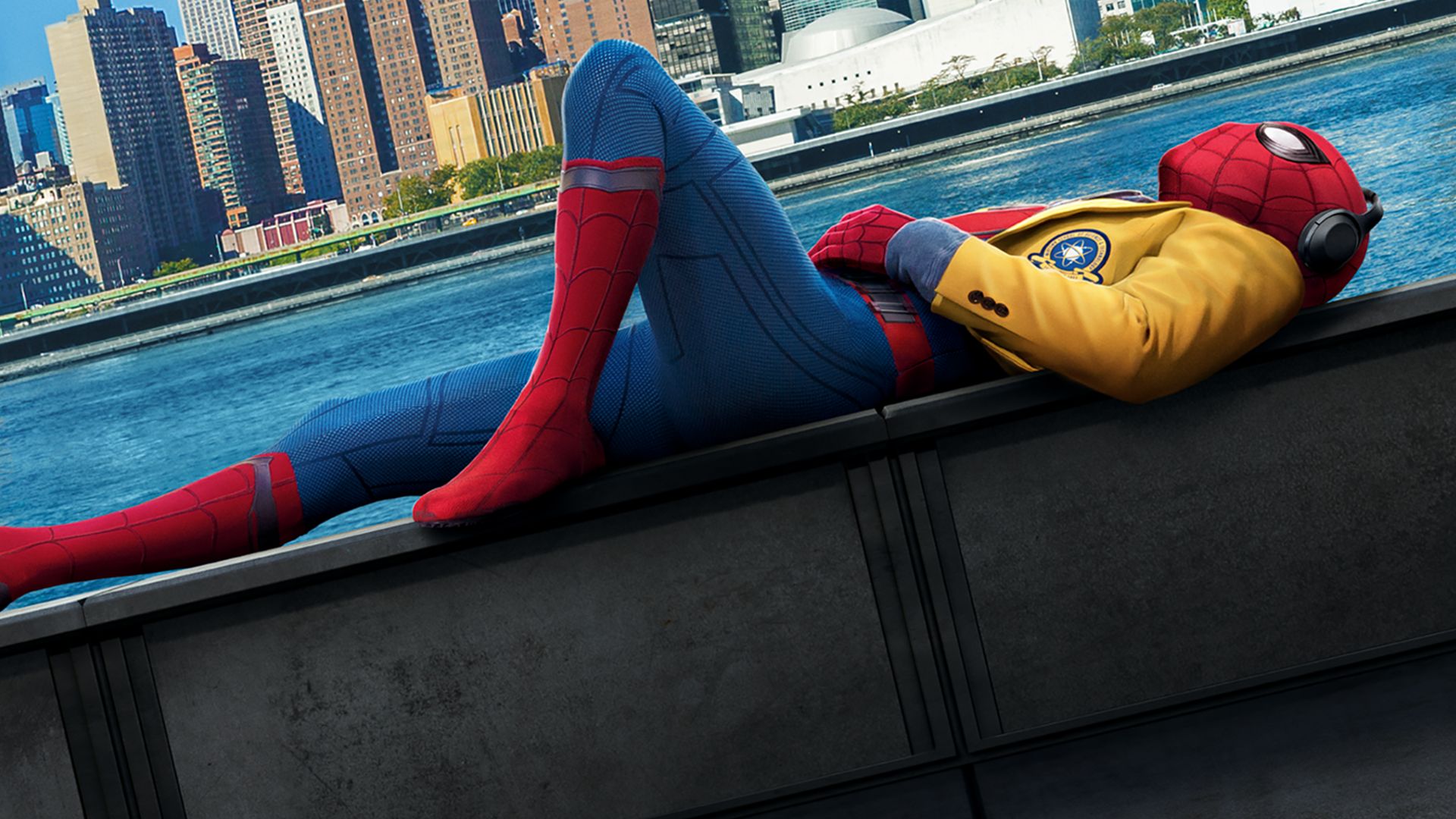 This image is a promotional poster for the 2017 Marvel Studios film Spider-Man: Homecoming.