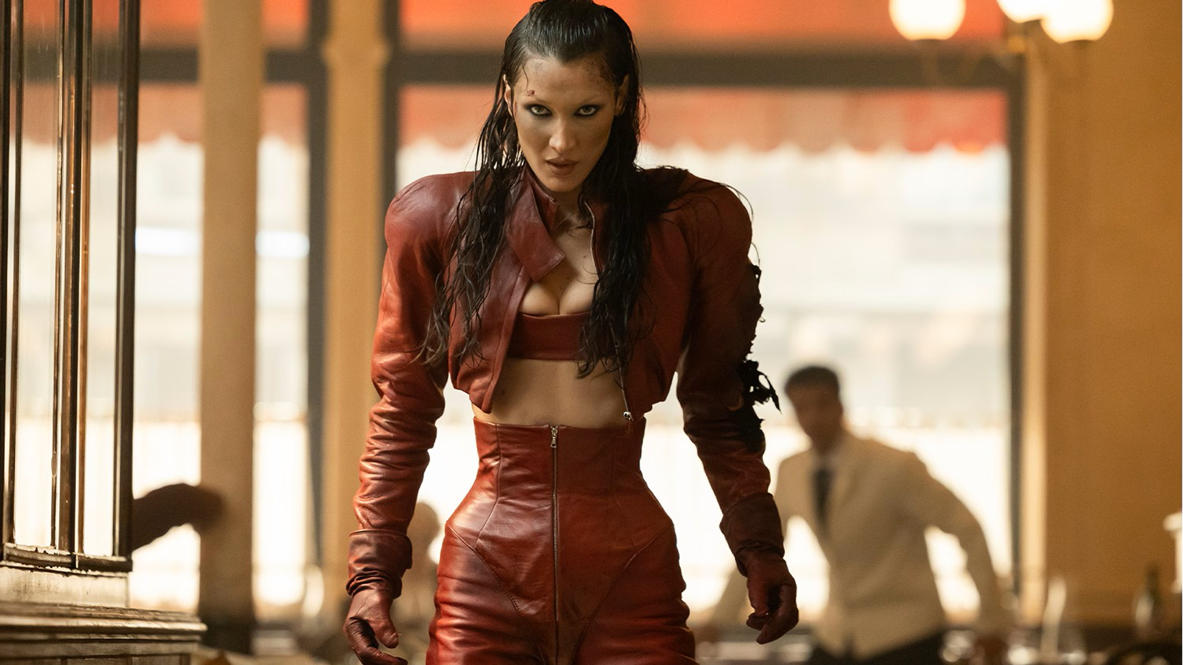 FX『ザ・ビューティー 美の代償』で赤いレザ―の服を着ているルビー（ベラ・ハディッド）