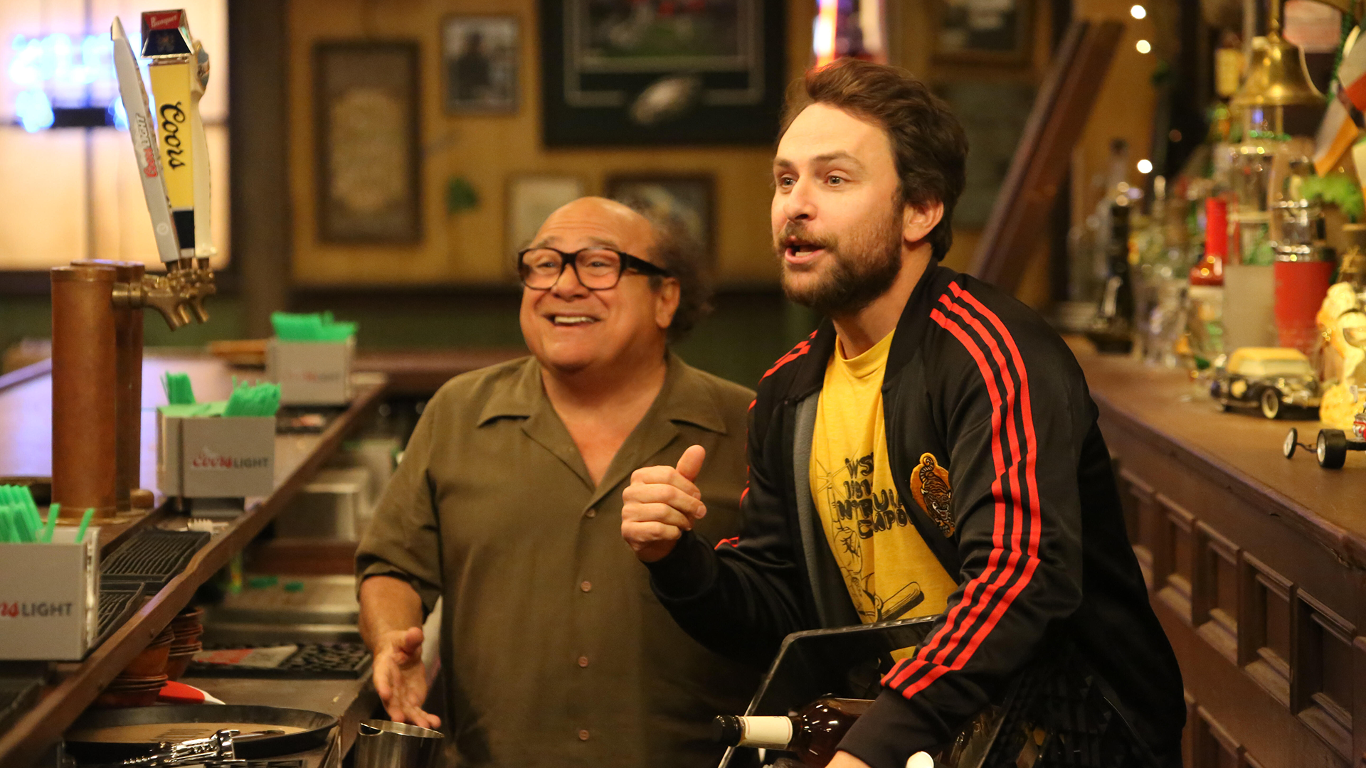 バーにいるフランク（ダニー・デヴィート）とチャーリー（チャーリー・デイ）。