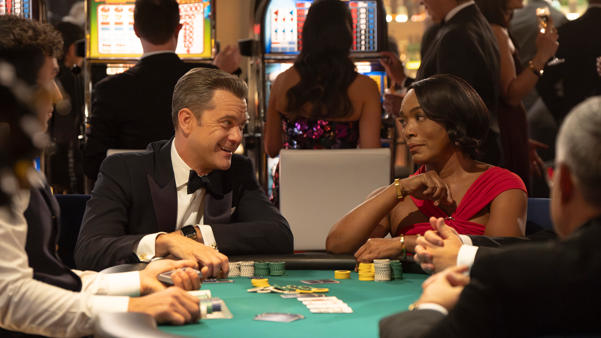 Joshua Jackson como el Dr. Max Bankman de Doctor Odyssey y Angela Bassett como la sargento Athena Grant-Nash de 9-1-1 en un episodio cruzado