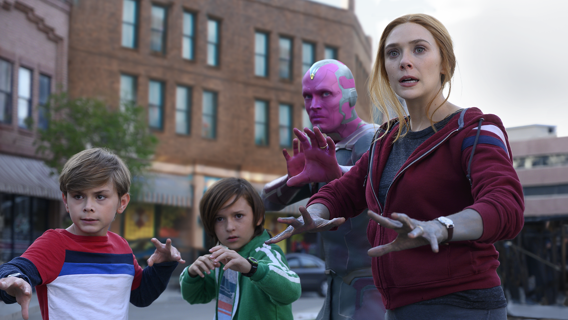 Esta es una imagen fija de la serie WandaVision de Marvel Studios, que presenta a los personajes Wanda Maximoff, Visión y sus hijos, Billy y Tommy Maximoff 