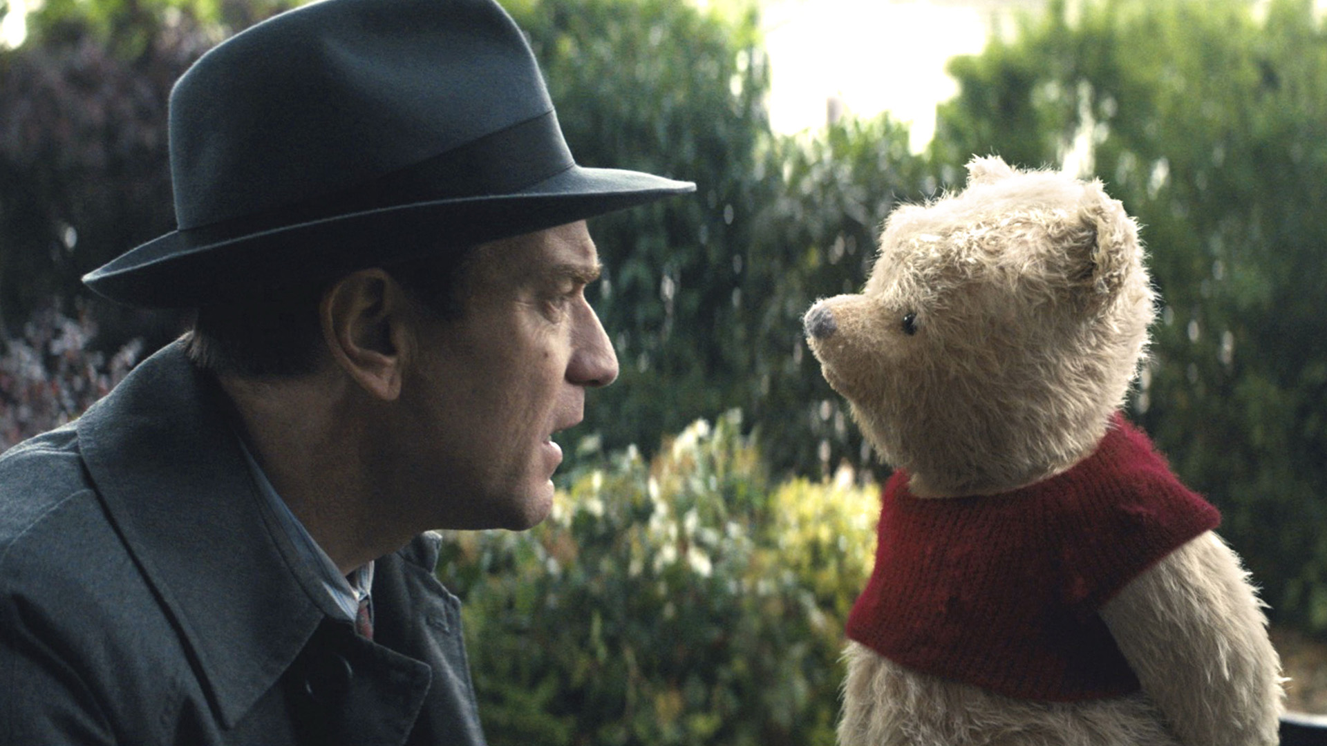大人になったクリストファー・ロビン（ユアン・マクレガー）が、くまのプーと話している。
