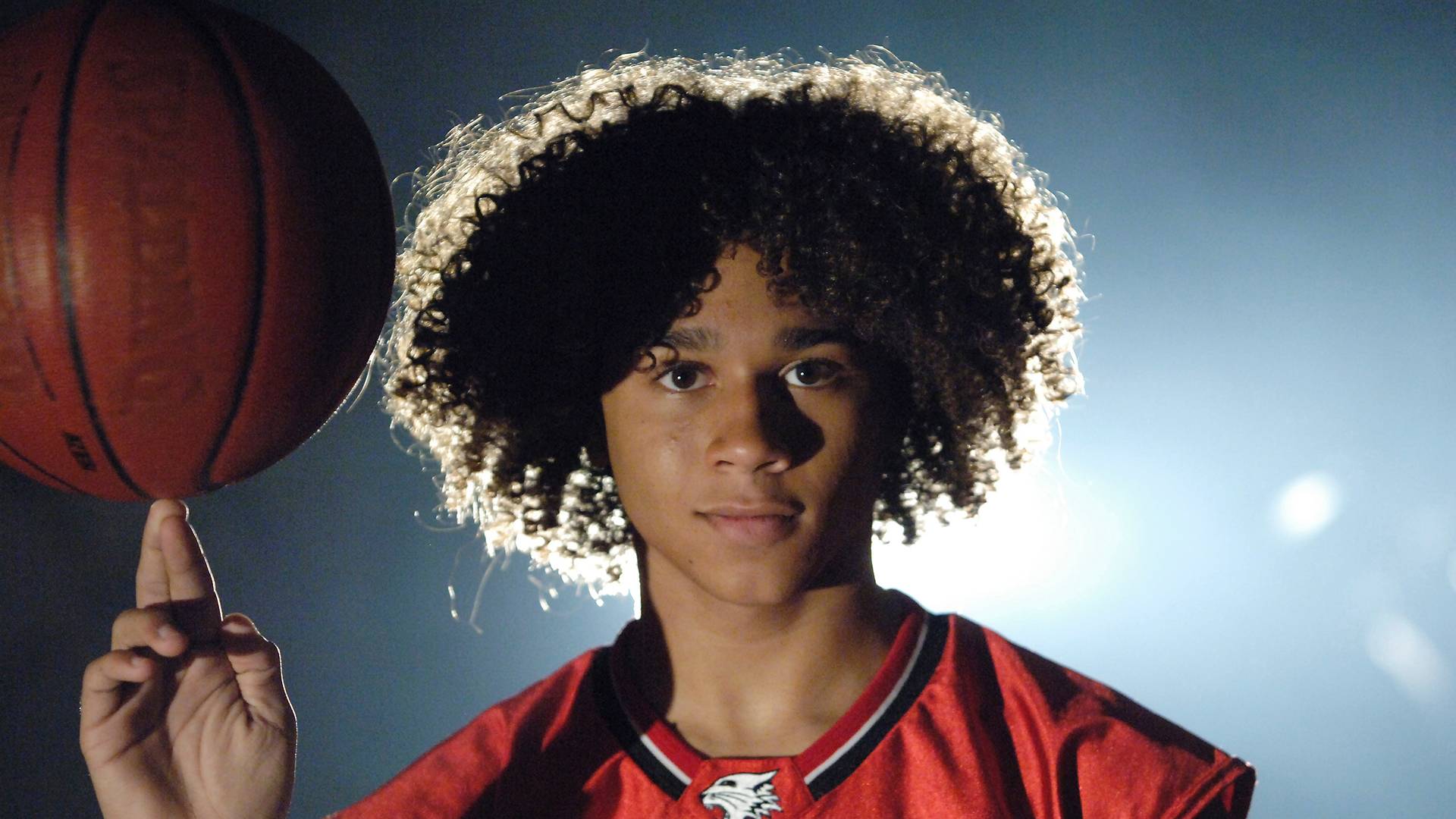 『ハイスクール・ミュージカル』より、バスケットボールを指先で回しているチャド（コービン・ブルー）のクローズアップ