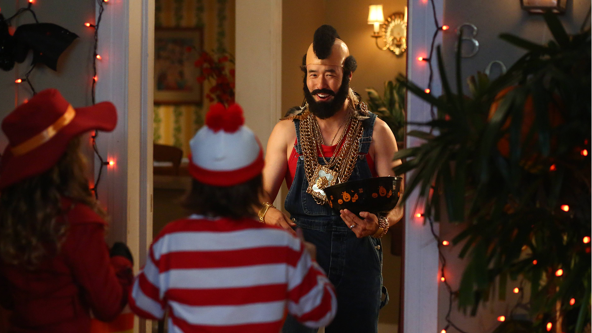 Louis Huang (Randall Park) in the "Miracle on Dead Street" episode of Fresh Off the Boat