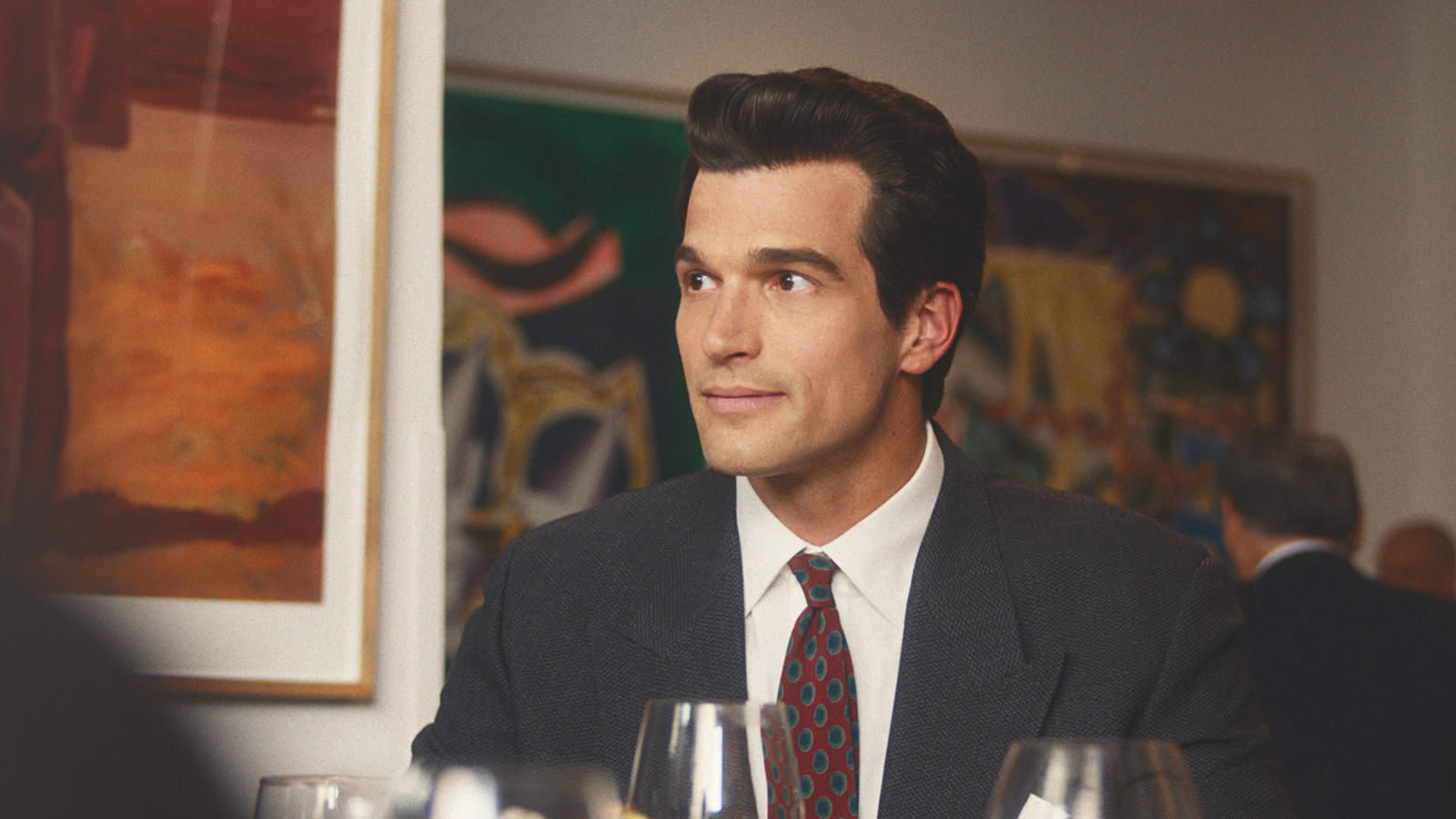 Esta imagem mostra o ator Paul Anthony Kelly interpretando John F. Kennedy Jr. na série História de Amor: John F. Kennedy Jr. e Carolyn Bessette, da FX. 