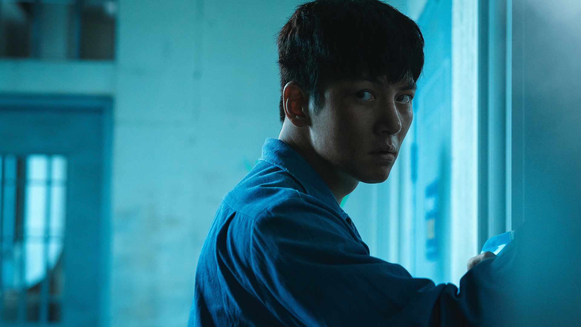 A wrongly imprisoned Park Tae-joong (played by Ji Chang-wook) in a scene from the South Korean action-crime thriller series The Manipulated.