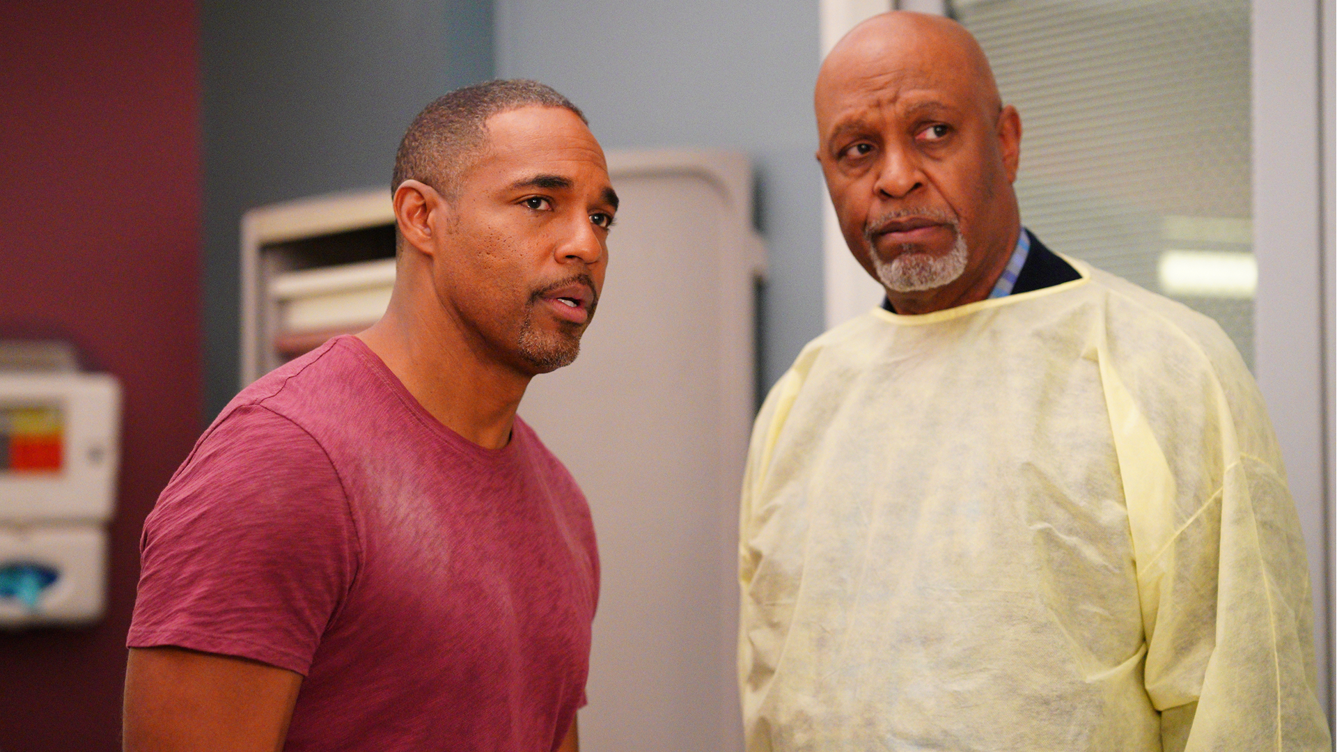 Los actores Jason Winston George y James Pickens Jr. en una escena del drama médico Grey's Anatomy 