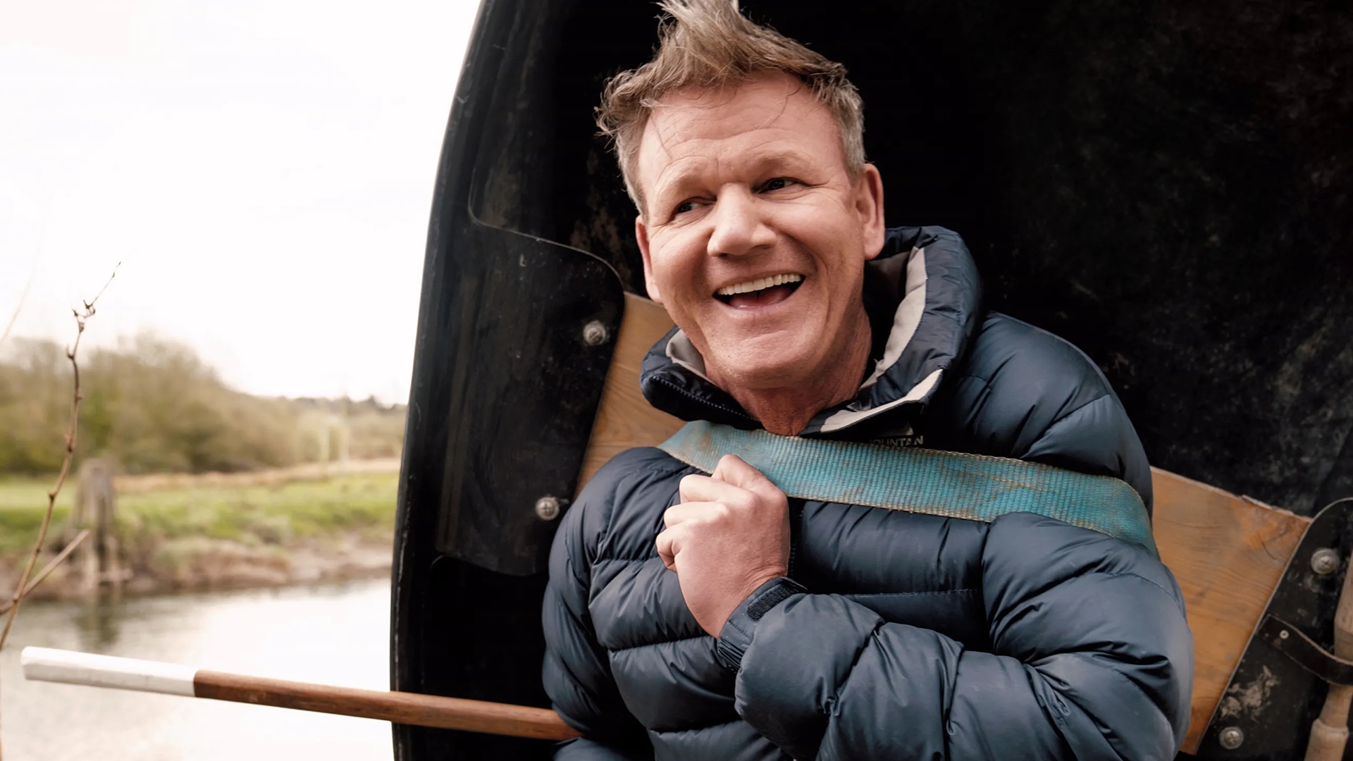 Gordon atravessando um rio em Sabores Extremos com Gordon Ramsay - Aventuras Extremas
