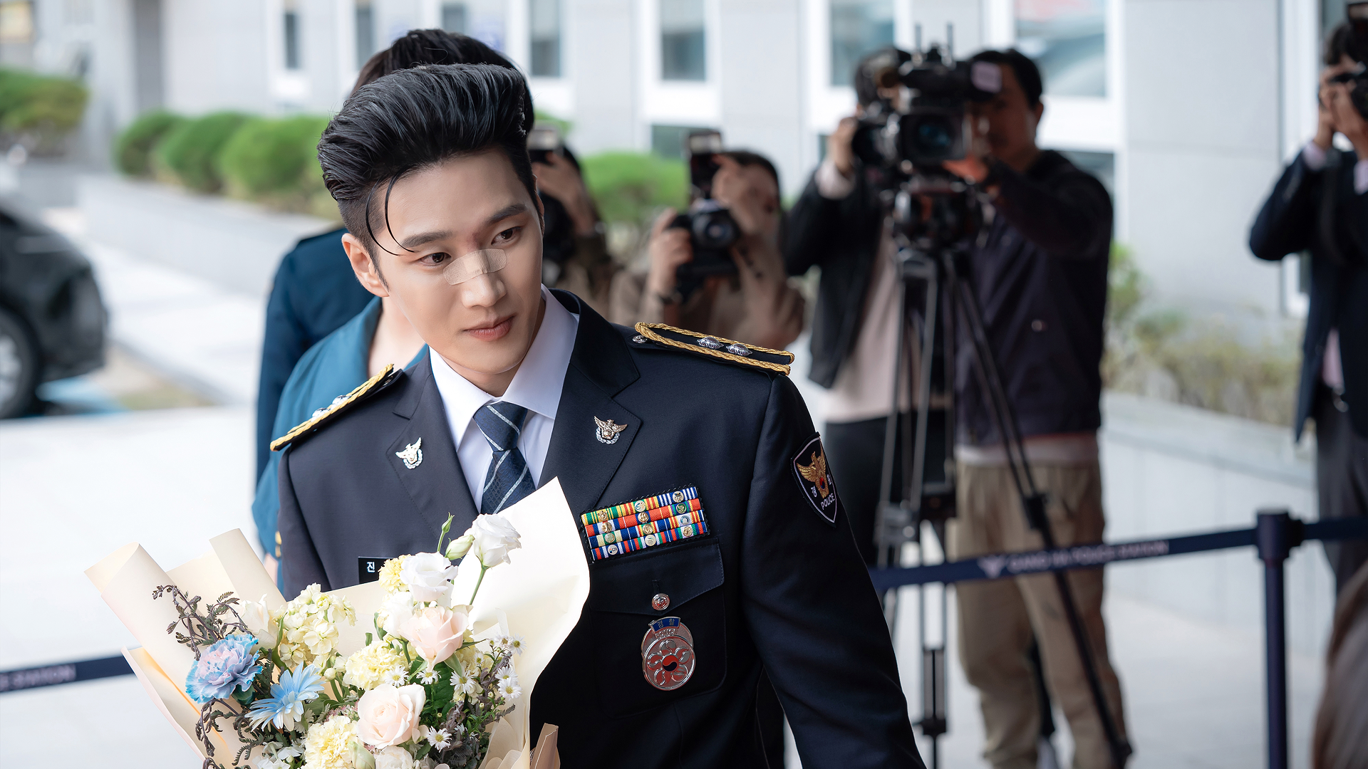 This image features actor Ahn Bo-hyun playing the lead character Jin I-soo in the 2024 action-comedy drama Flex X Cop.