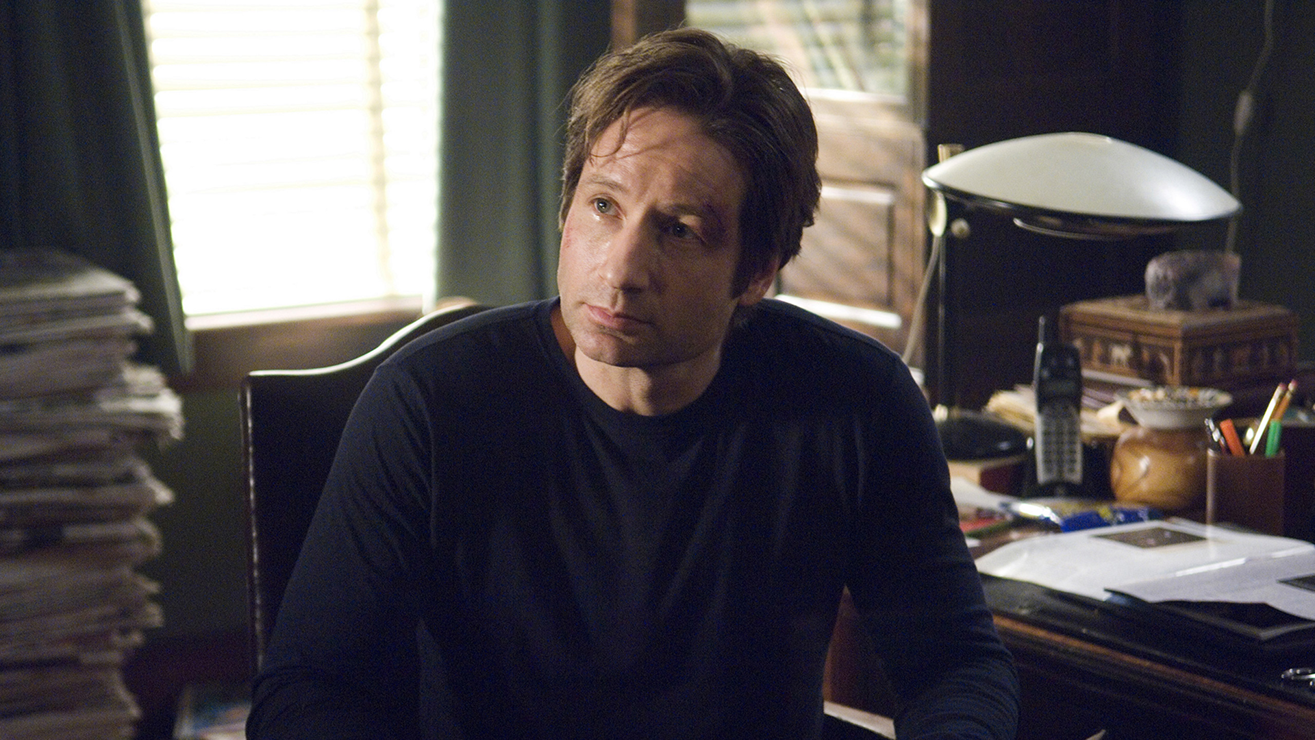 This image features actor David Duchovny, widely known for his roles as Agent Fox Mulder in The X-Files and Hank Moody in Californication.
