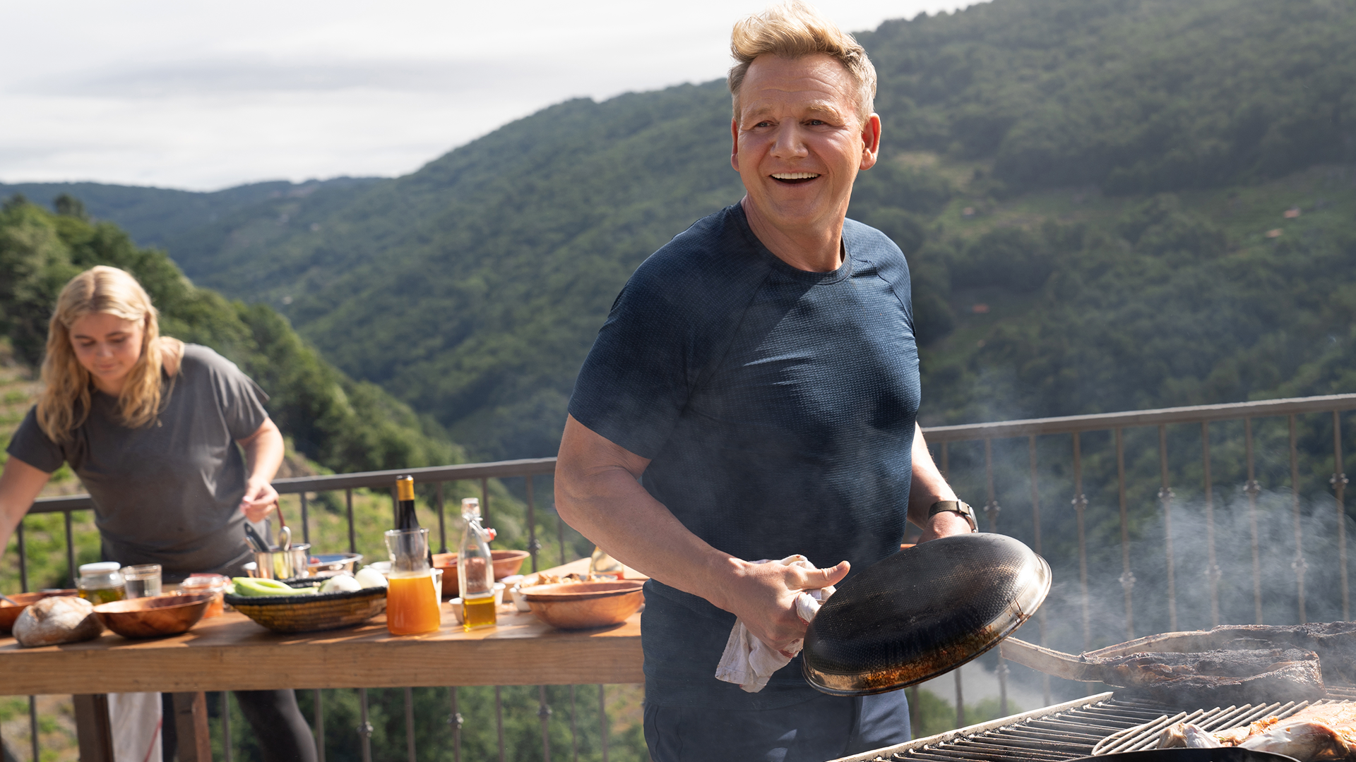 O chef Gordon Ramsay segura uma panela em Sabores Extremos com Gordon Ramsay