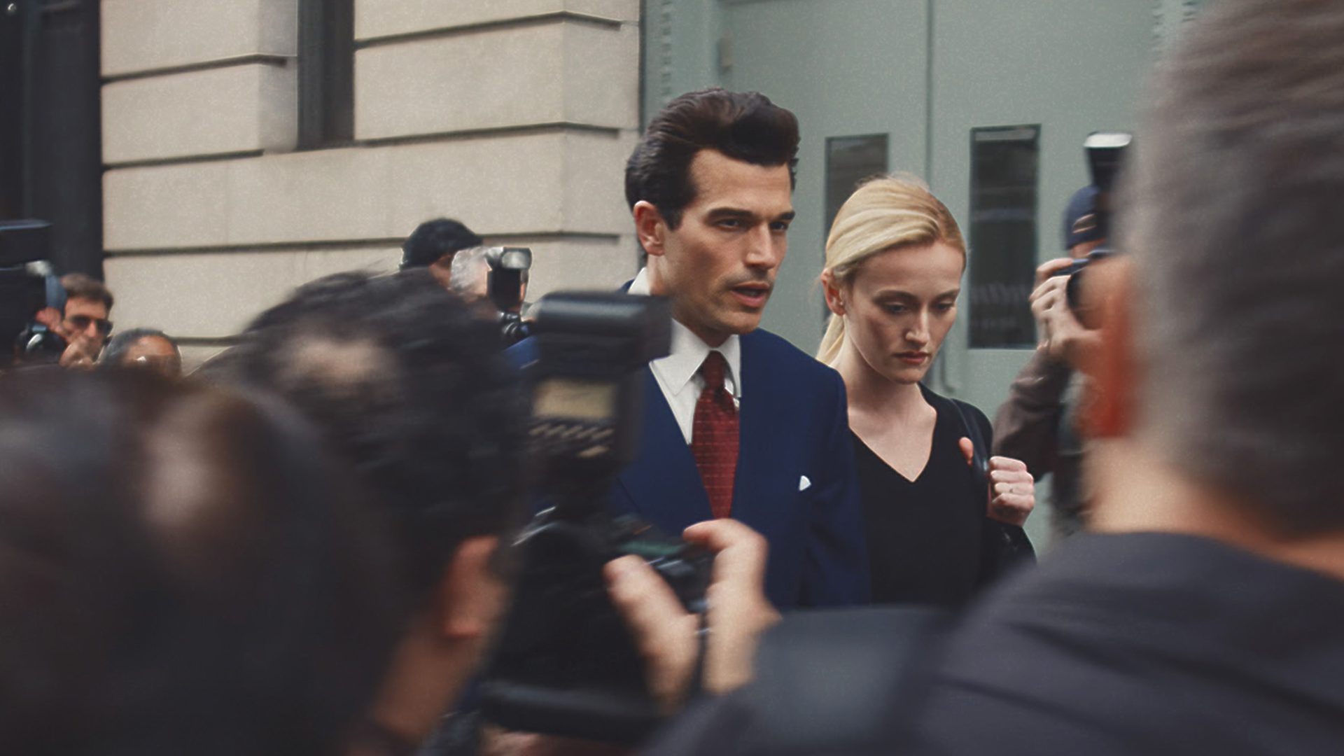 Esta imagem mostra os atores Paul Anthony Kelly e Sarah Pidgeon interpretando John F. Kennedy Jr. e Carolyn Bessette-Kennedy
