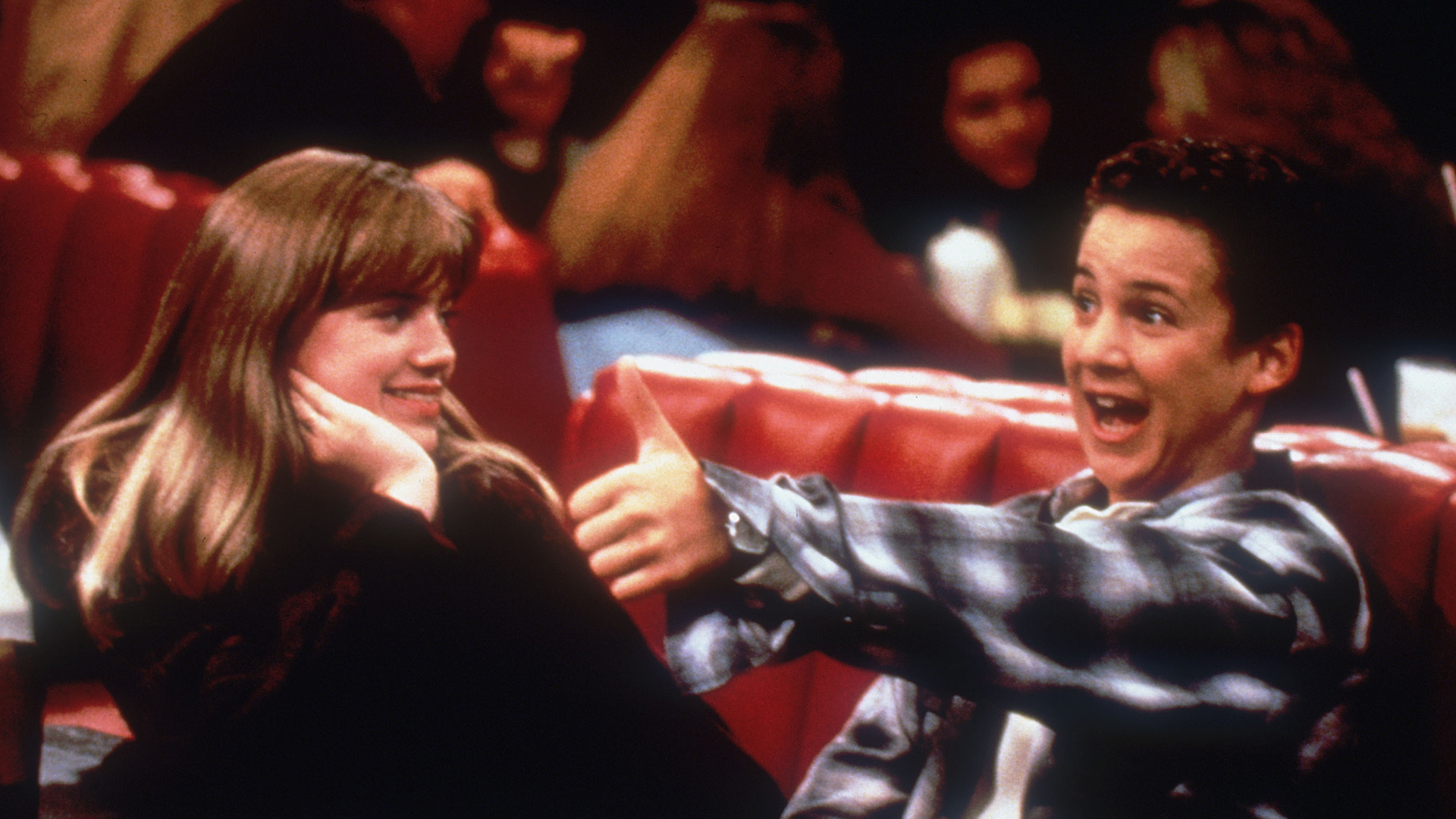 Cory (Ben Savage) em uma lanchonete com Topanga (Danielle Fishel).