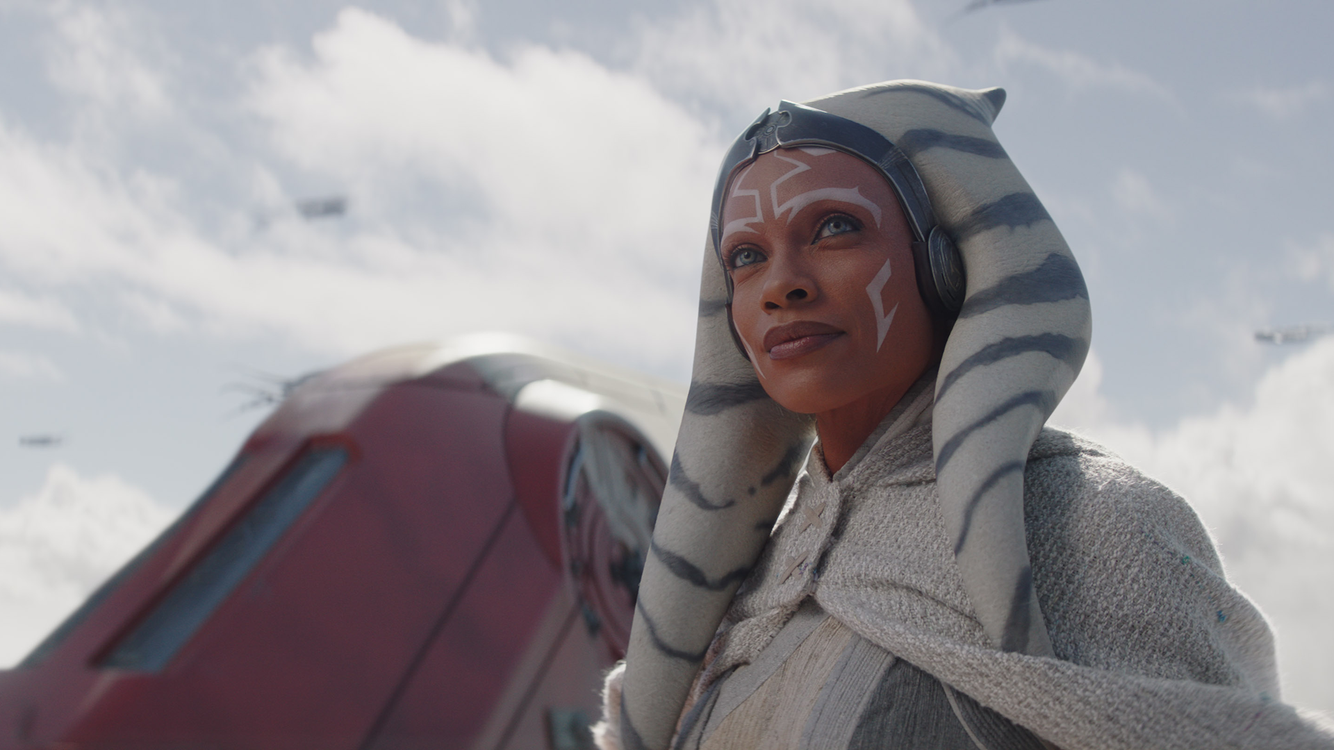 Esta imagen muestra a Ahsoka Tano, personaje del universo de Star Wars interpretado por Rosario Dawson en la serie de live-action Ahsoka 