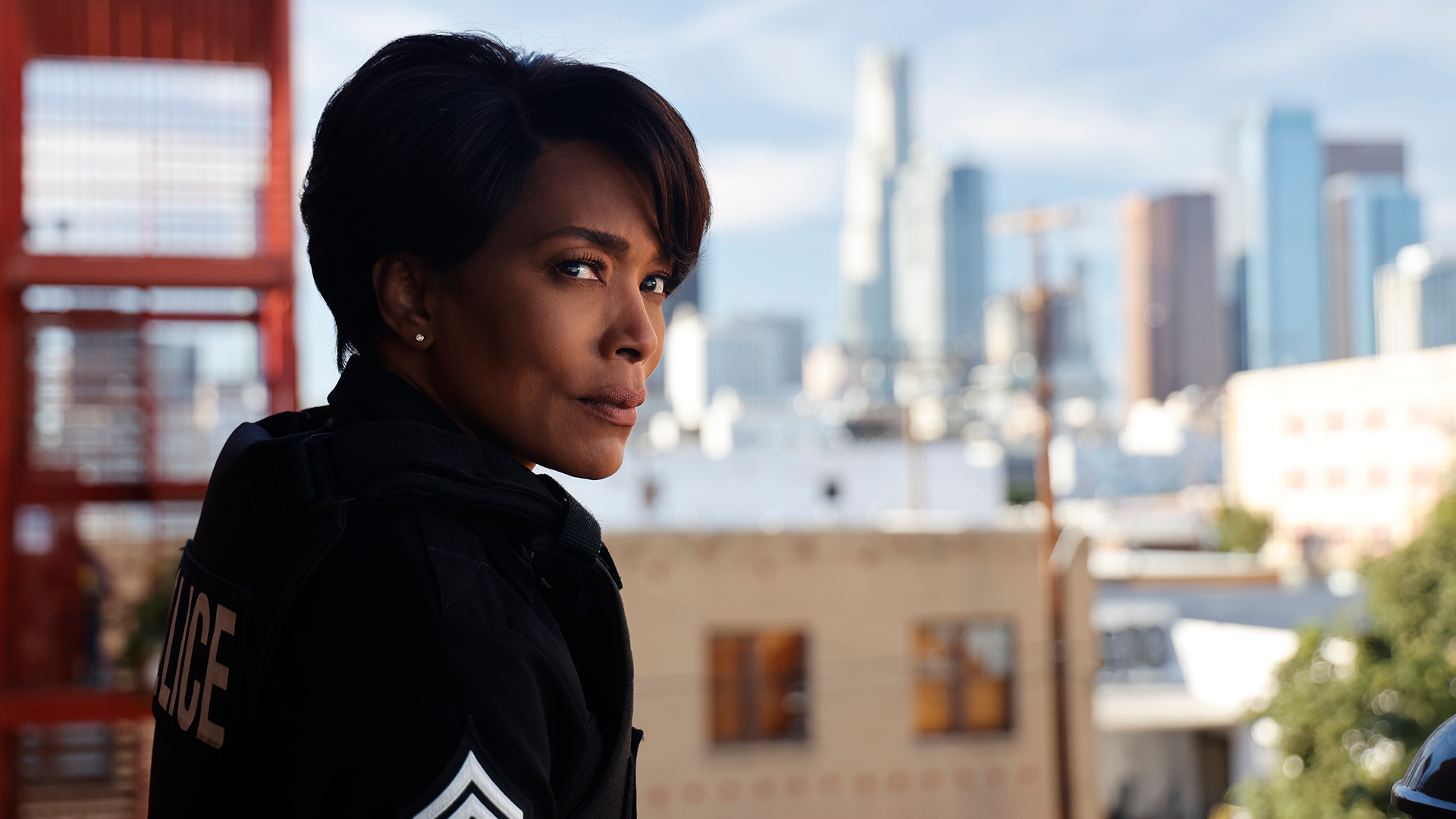 Angela Bassett como Athena Grant en 9-1-1: Lone Star