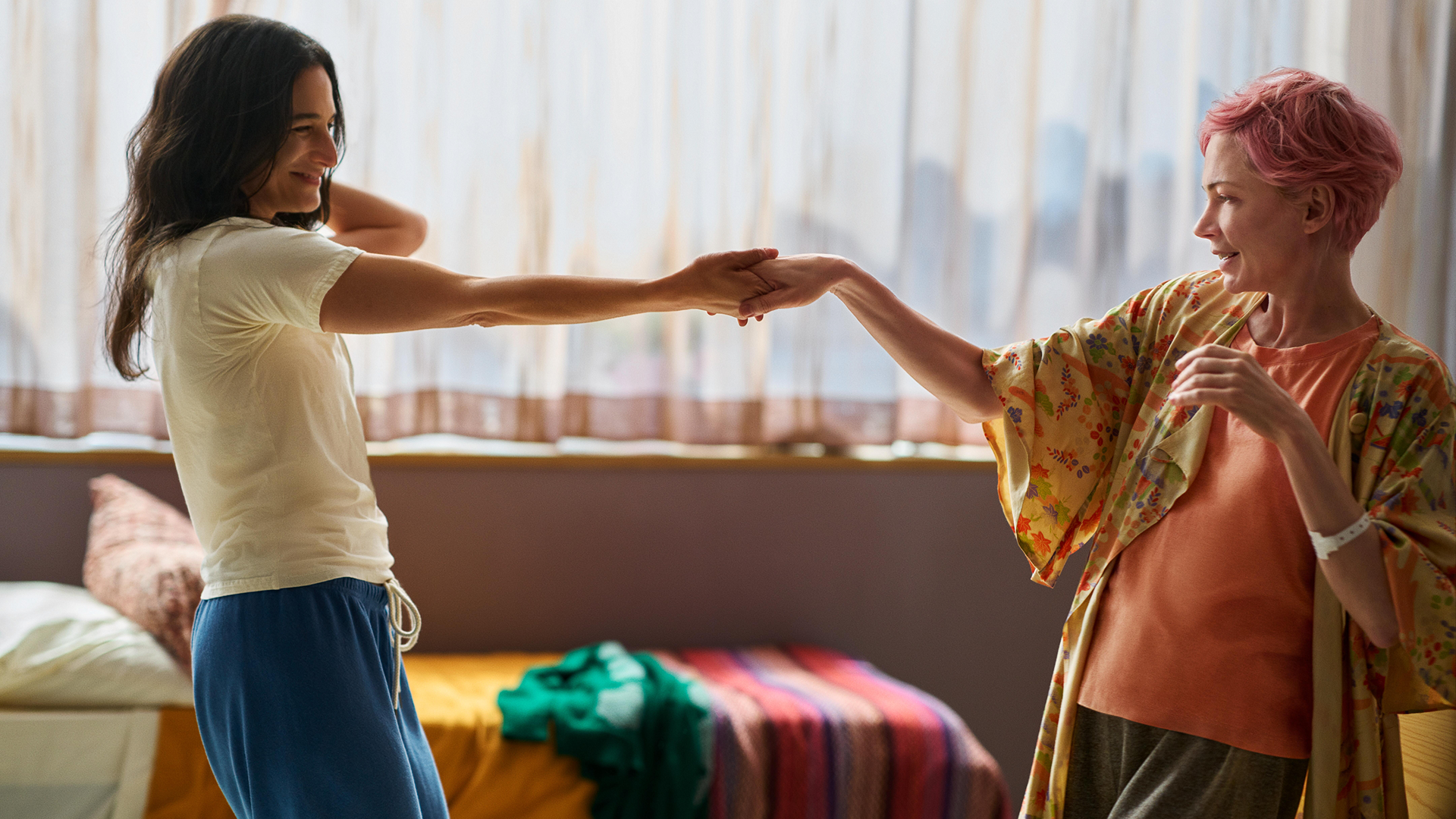 『人生の最期にシたいコト』からエミー賞®にノミネートされた、ジェニー・スレイトとミシェル・ウィリアムズ。