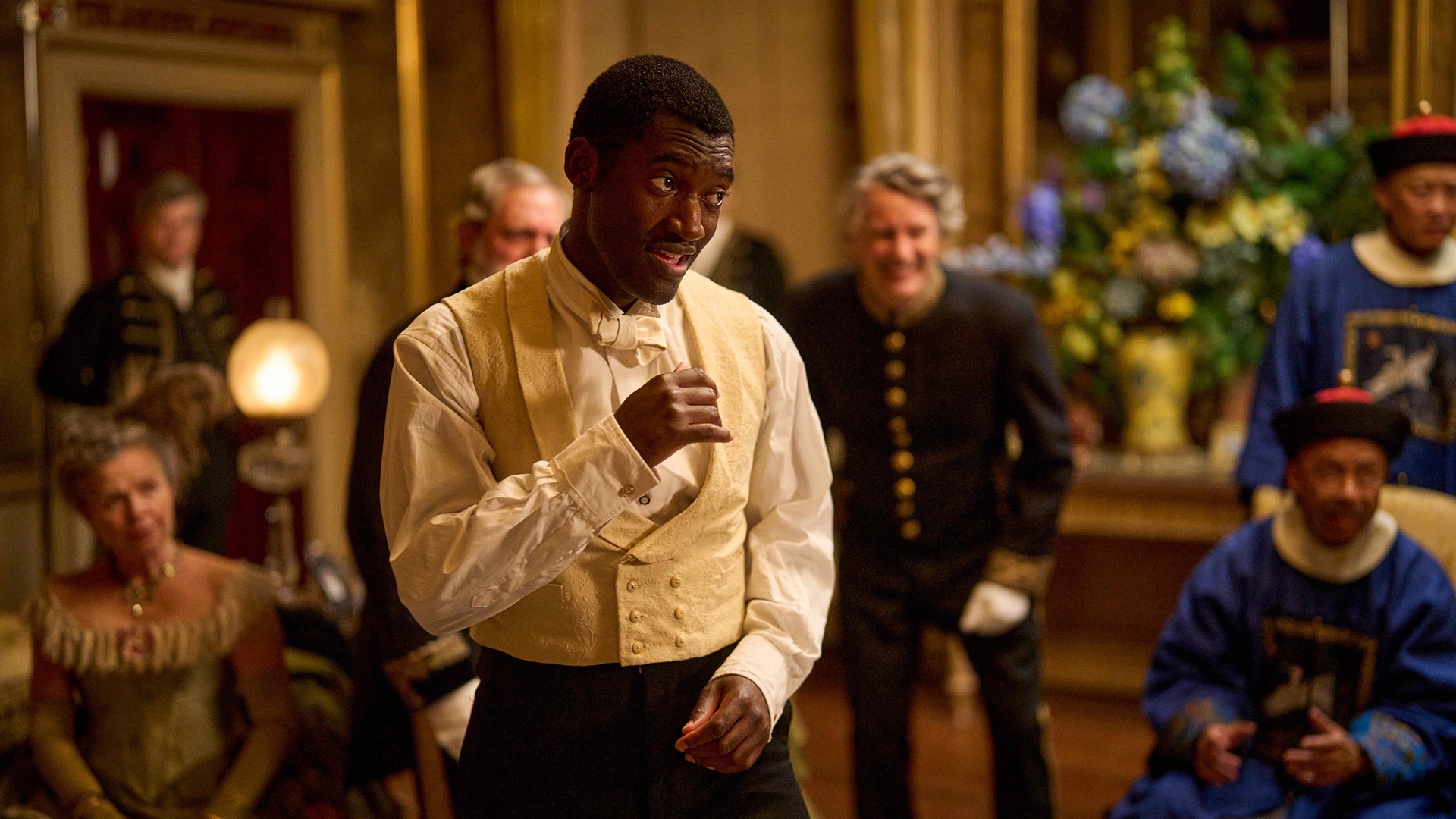 Hezekiah Moscou (Malachi Kirby) levanta o punho.