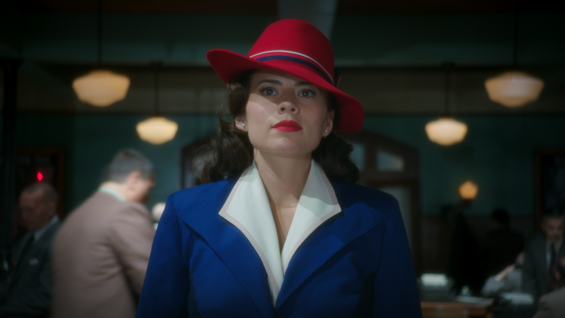 Esta imagen muestra a Hayley Atwell como Peggy Carter, el personaje de Marvel, específicamente en la serie de televisión Agente Carter 