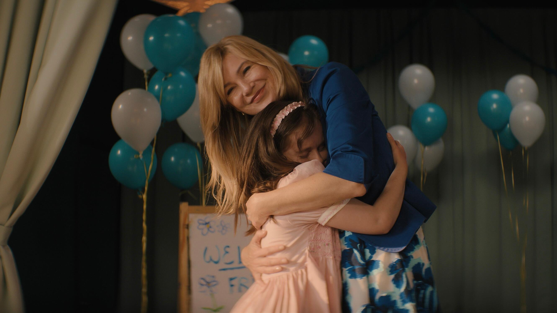Kristine Barnett (Ellen Pompeo) abraça a filha adotiva.