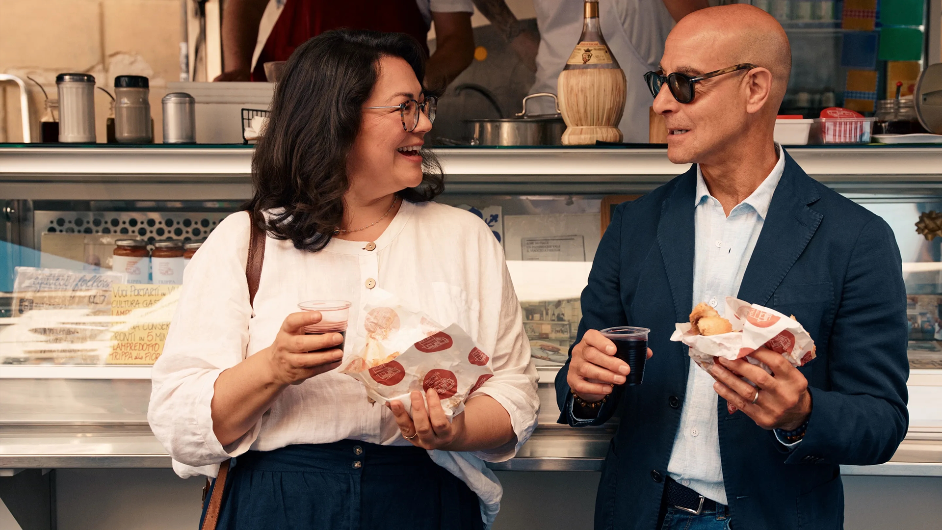 Stanley Tucci saboreando comida de rua no episódio "Toscana" da série Tucci na Itália.