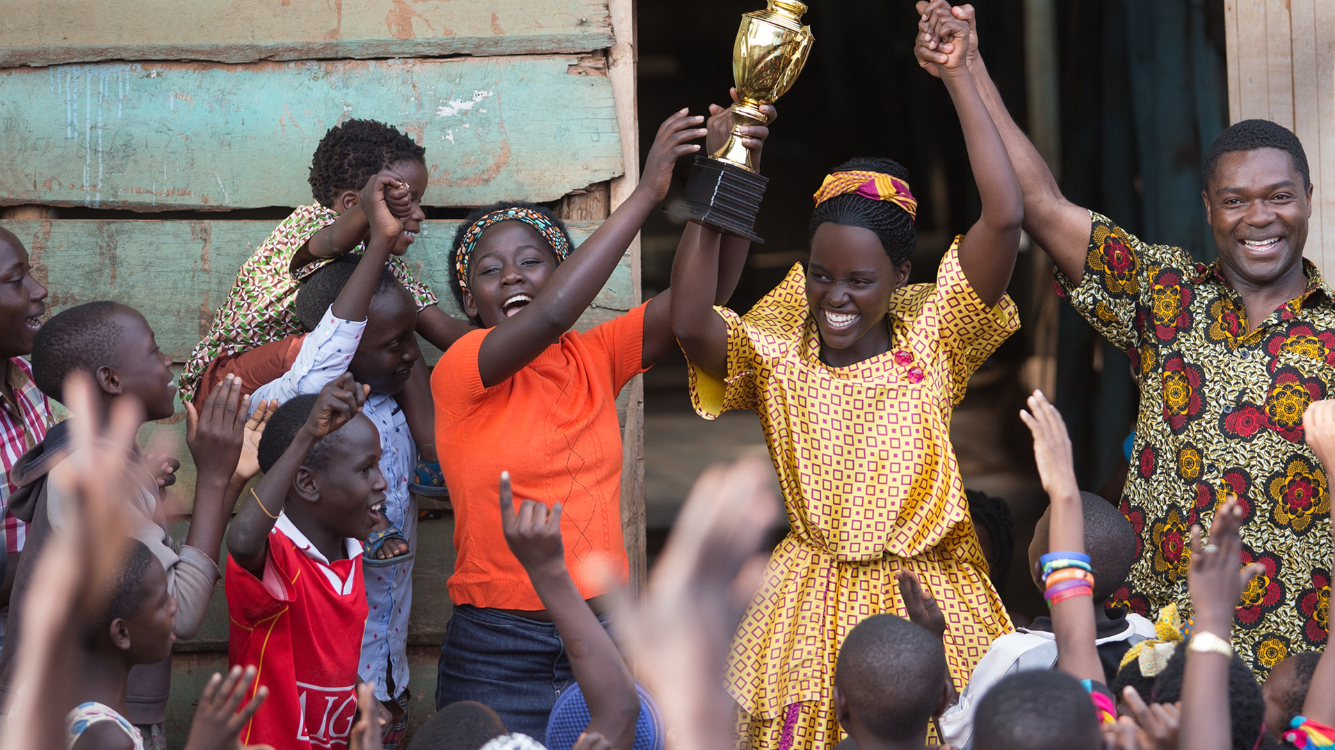 Esta imagen muestra un momento clave de la película biográfica de 2016 Reina de Katwe 