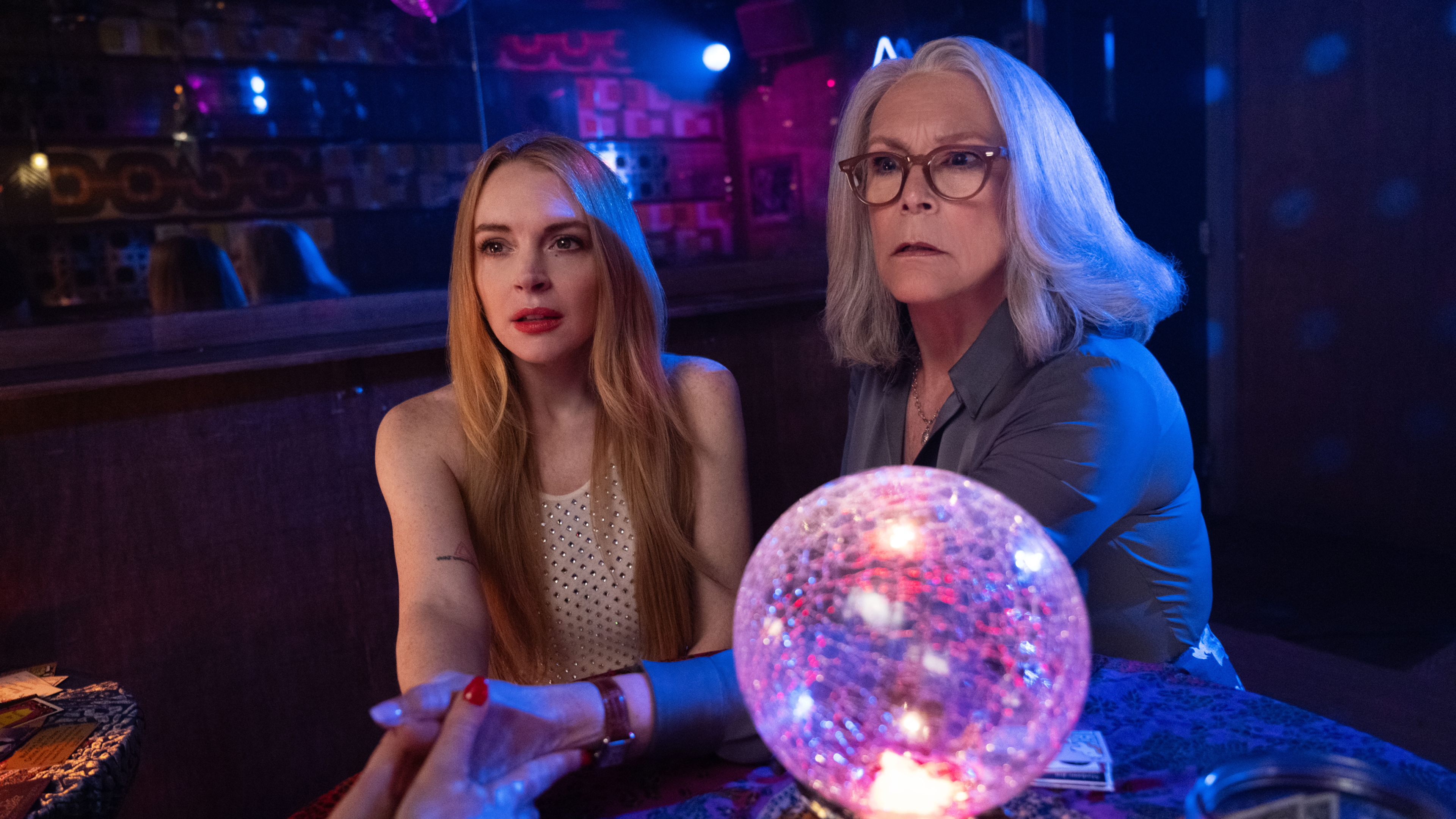 Tess Coleman (Jamie Lee Curtis) and Anna Coleman (Lindsay Lohan) in Freakier Friday