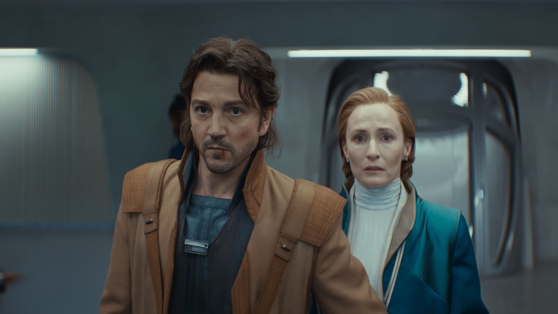 キャシアン・アンドー（ディエゴ・ルナ）とモン・モスマ（ジュヌヴィエーヴ・オライリー）、『スター・ウォーズ：キャシアン・アンドー』 
