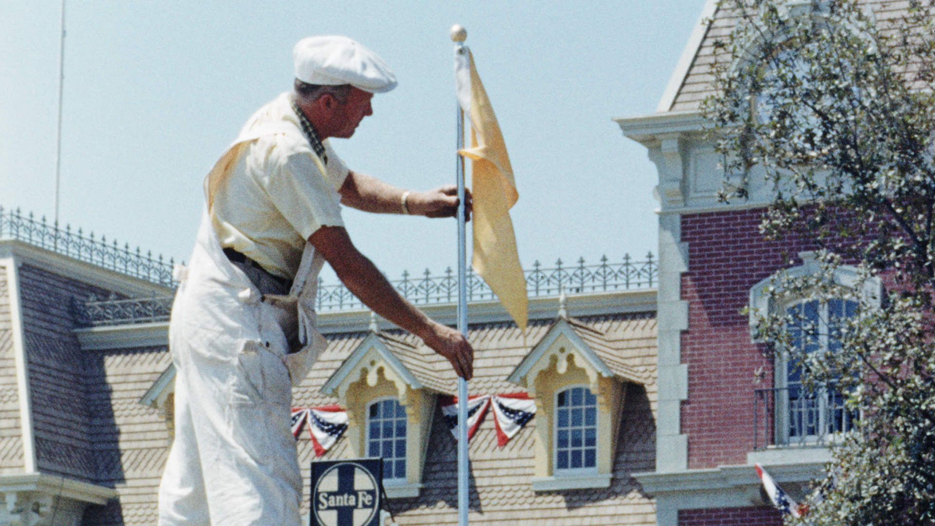 カリフォルニア州アナハイムで建設中のディズニーランドを捉えた1950年代半ばの画像。