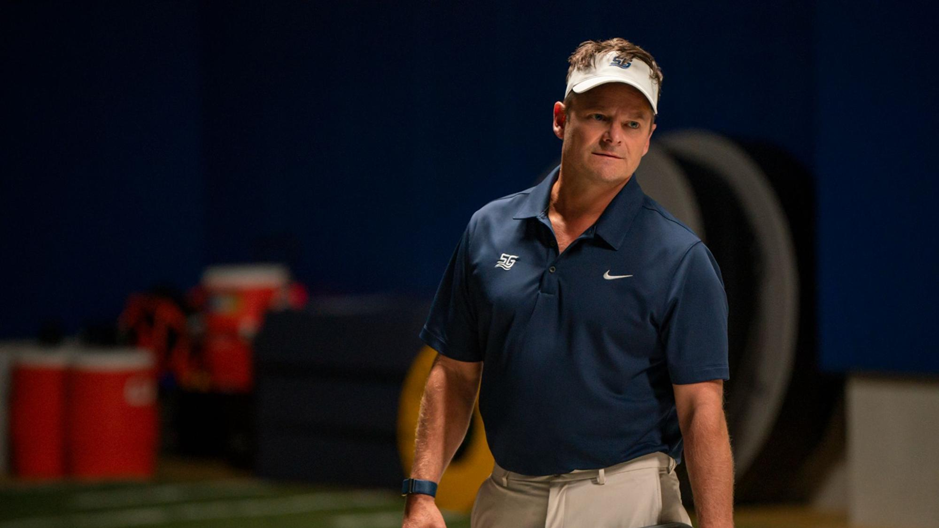 Coach Hudson (Steve Zahn) in the first season of Chad Powers.