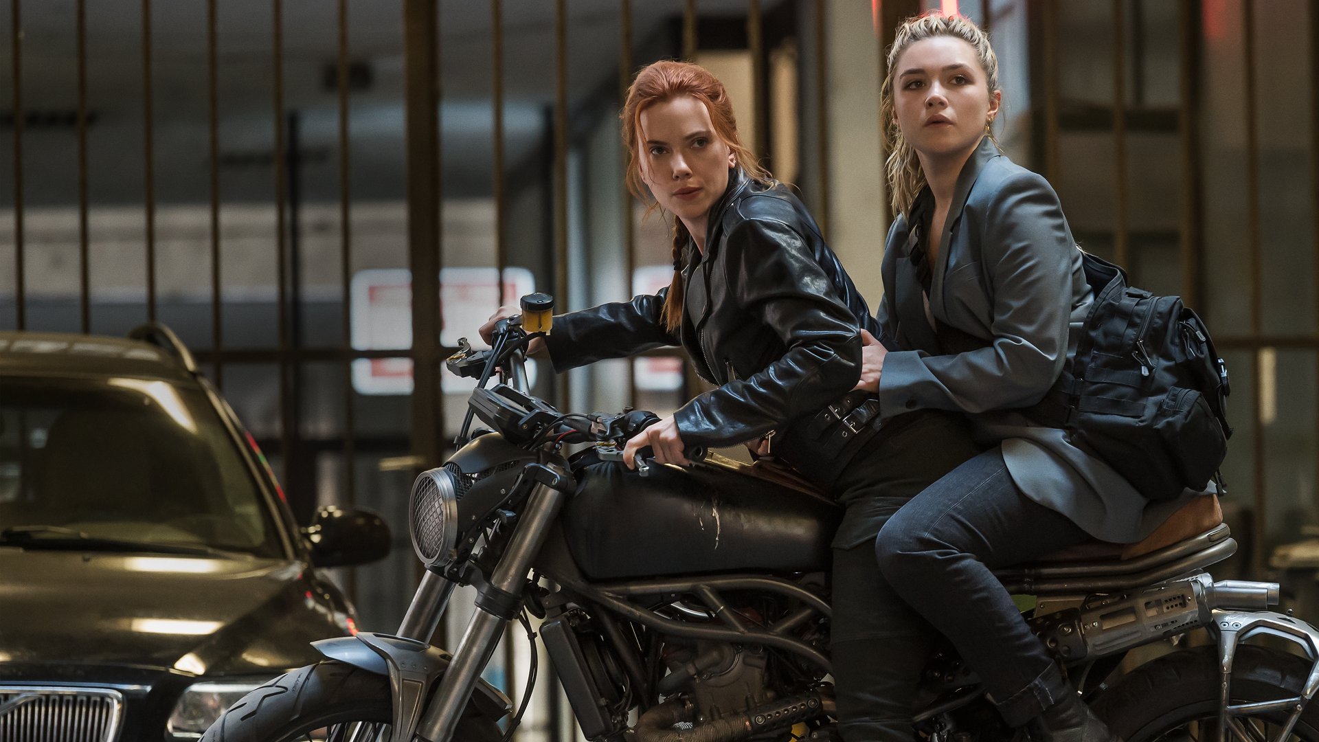 Esta imagen muestra una escena de la película de Marvel Studios Black Widow (2021), con Natasha Romanoff (Scarlett Johansson) y Yelena Belova (Florence Pugh) 