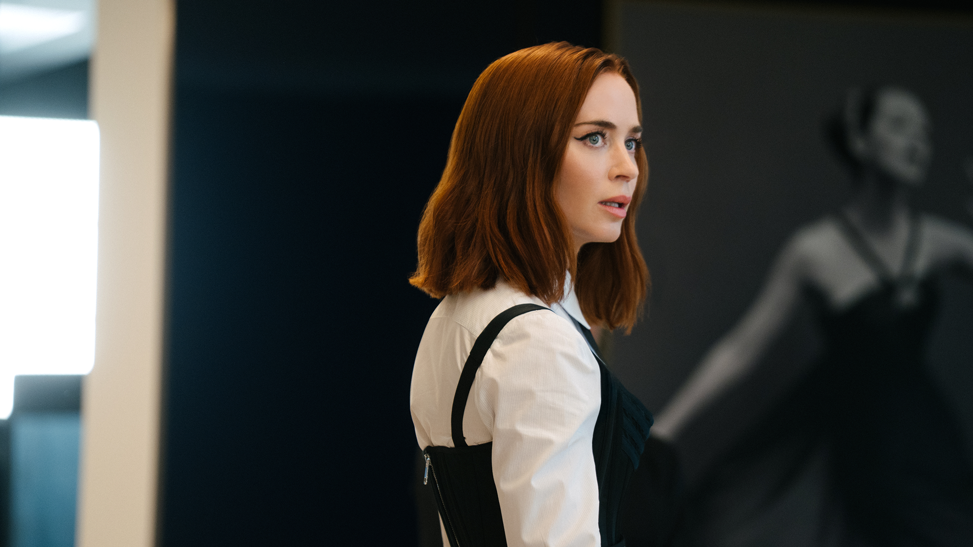 Emily Blunt como Emily Charlton em O Diabo Veste Prada 2