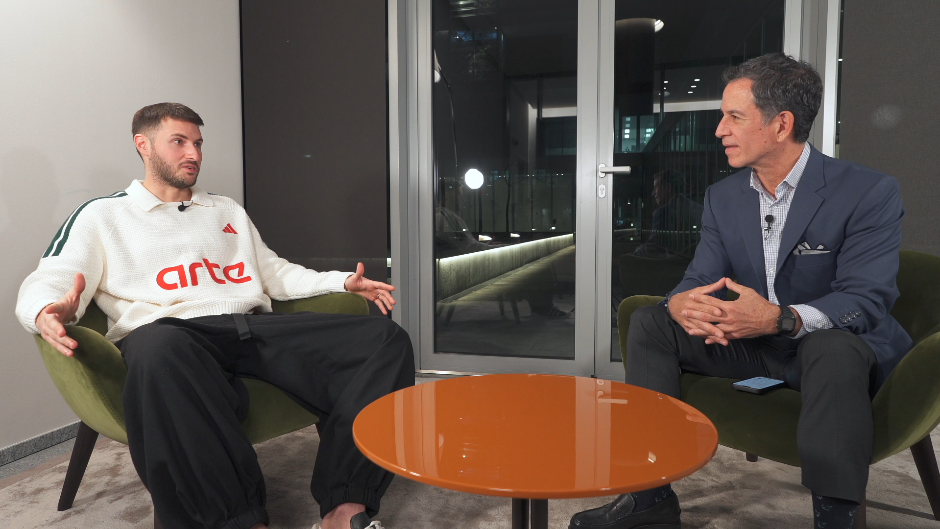 El jugador Santiago Giménez con Javier Alarcón en Desde el Tri, de ESPN México